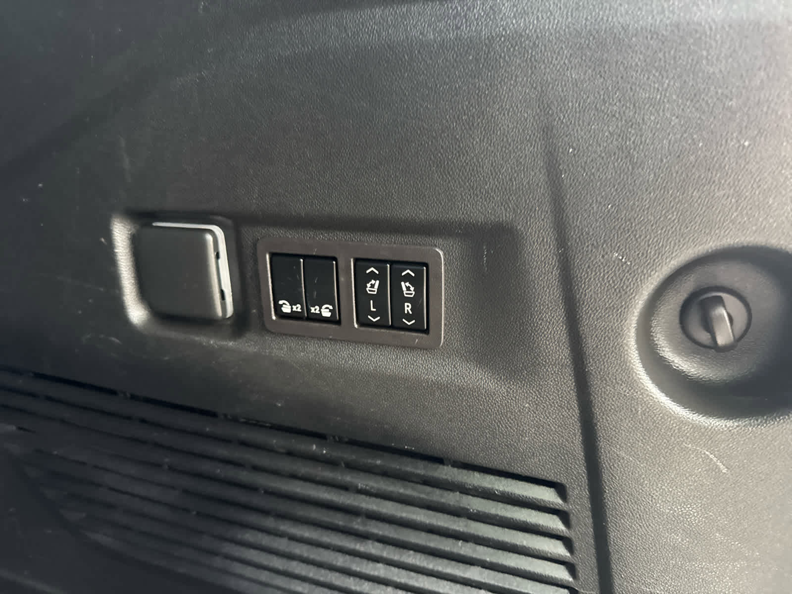 Certified 2023 Chevrolet Suburban Z71 w/ Luxury Package image 10