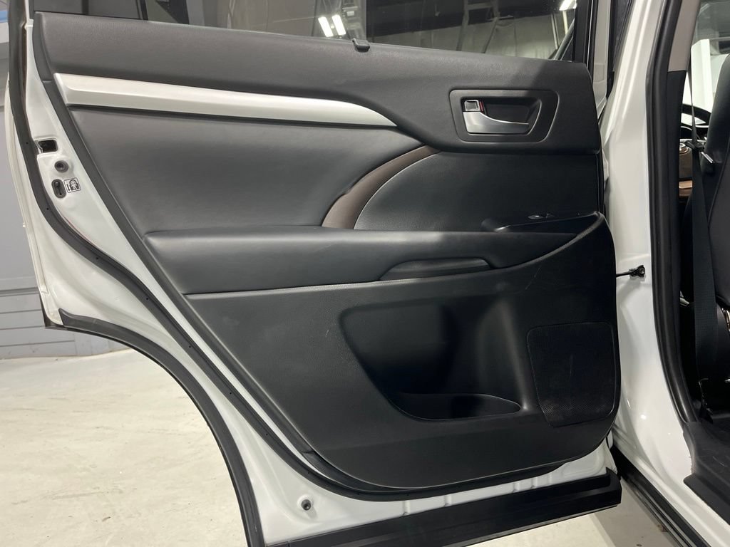 Used 2019 Toyota Highlander XLE AWD/4WD image 32