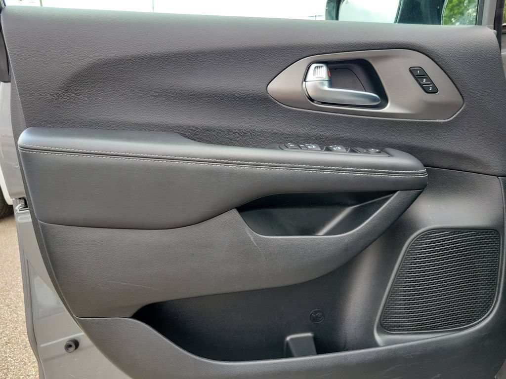 Used 2025 Chrysler Pacifica Select FWD image 20