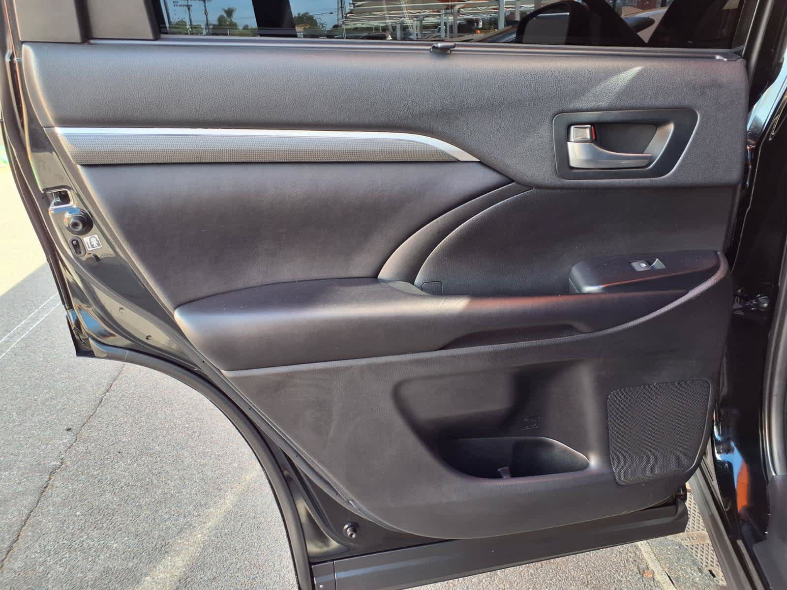 Used 2019 Toyota Highlander SE w/ Carpet Mat Package (TMS) FWD image 12