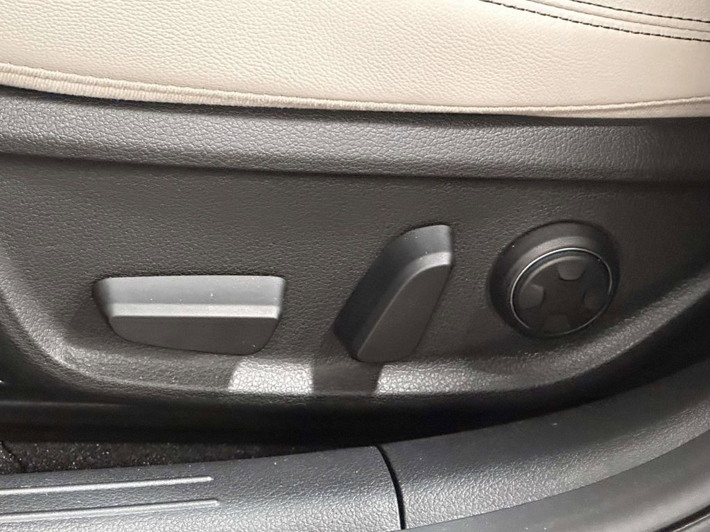 Used 2025 Genesis G70 2.5T AWD/4WD image 14