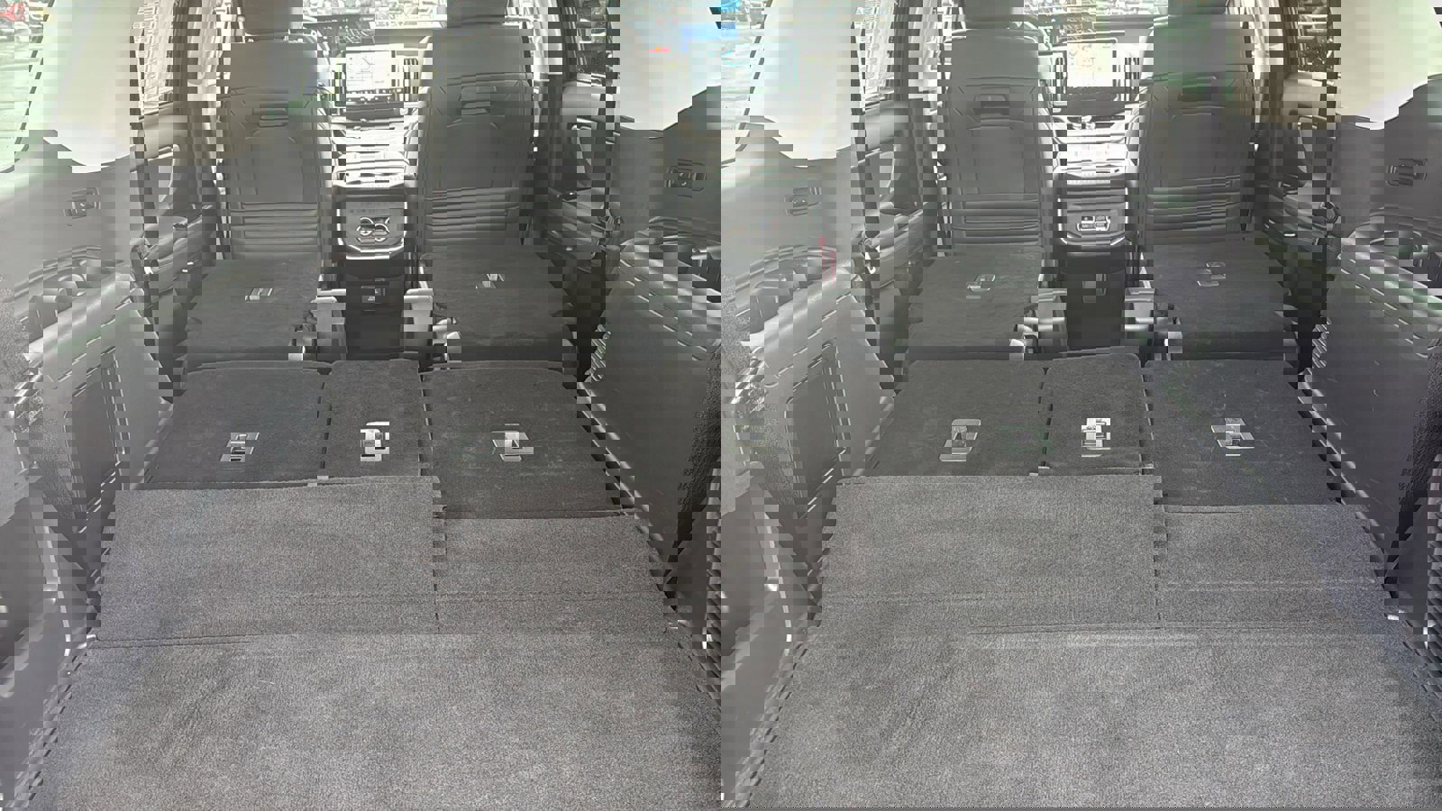 Used 2025 Ford Expedition Active image 32