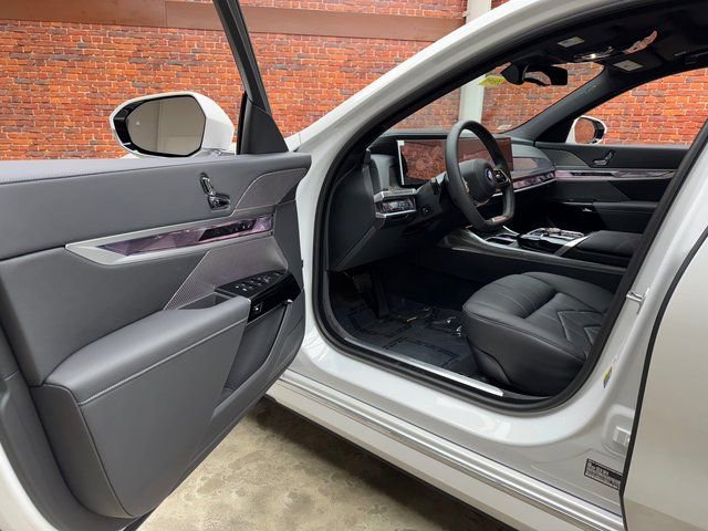 Used 2025 BMW i7 eDrive50 w/ Premium Package image 9