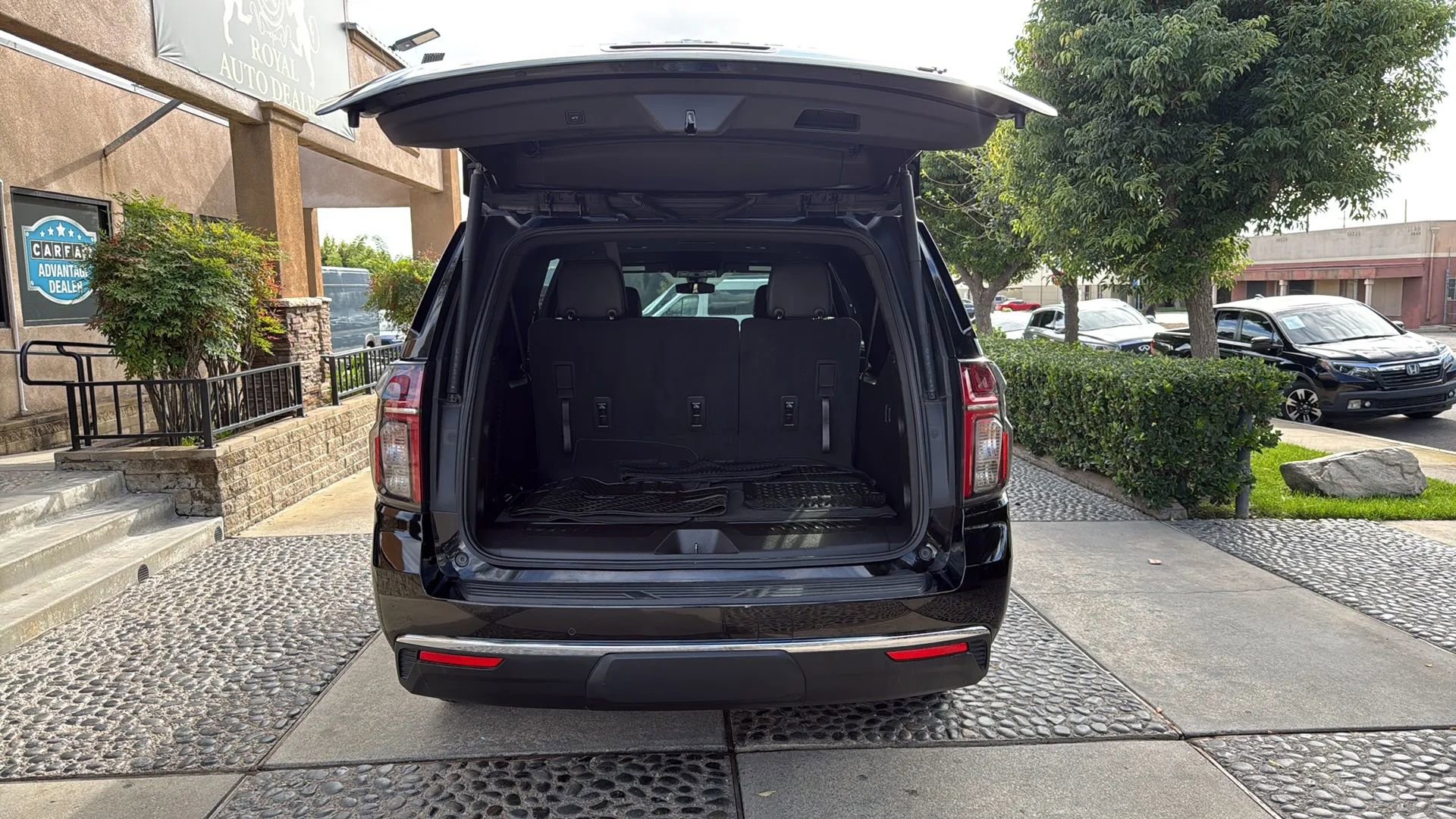 Used 2021 Chevrolet Suburban LT RWD image 14