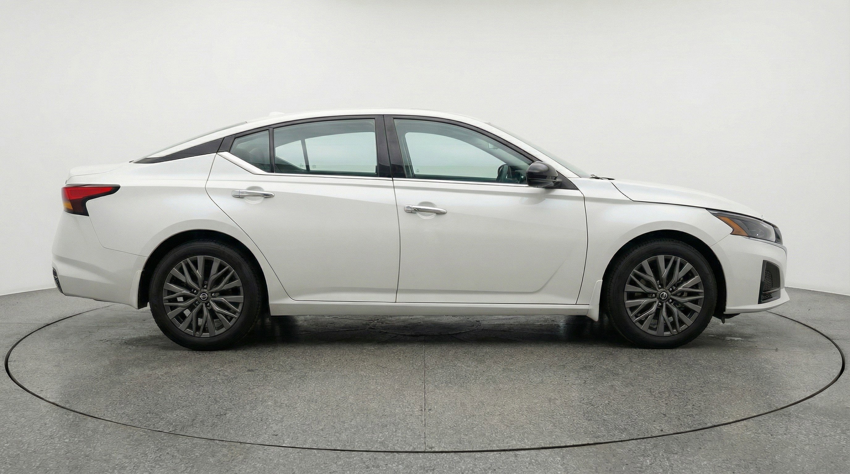 Used 2025 Nissan Altima 2.5 SV image 11