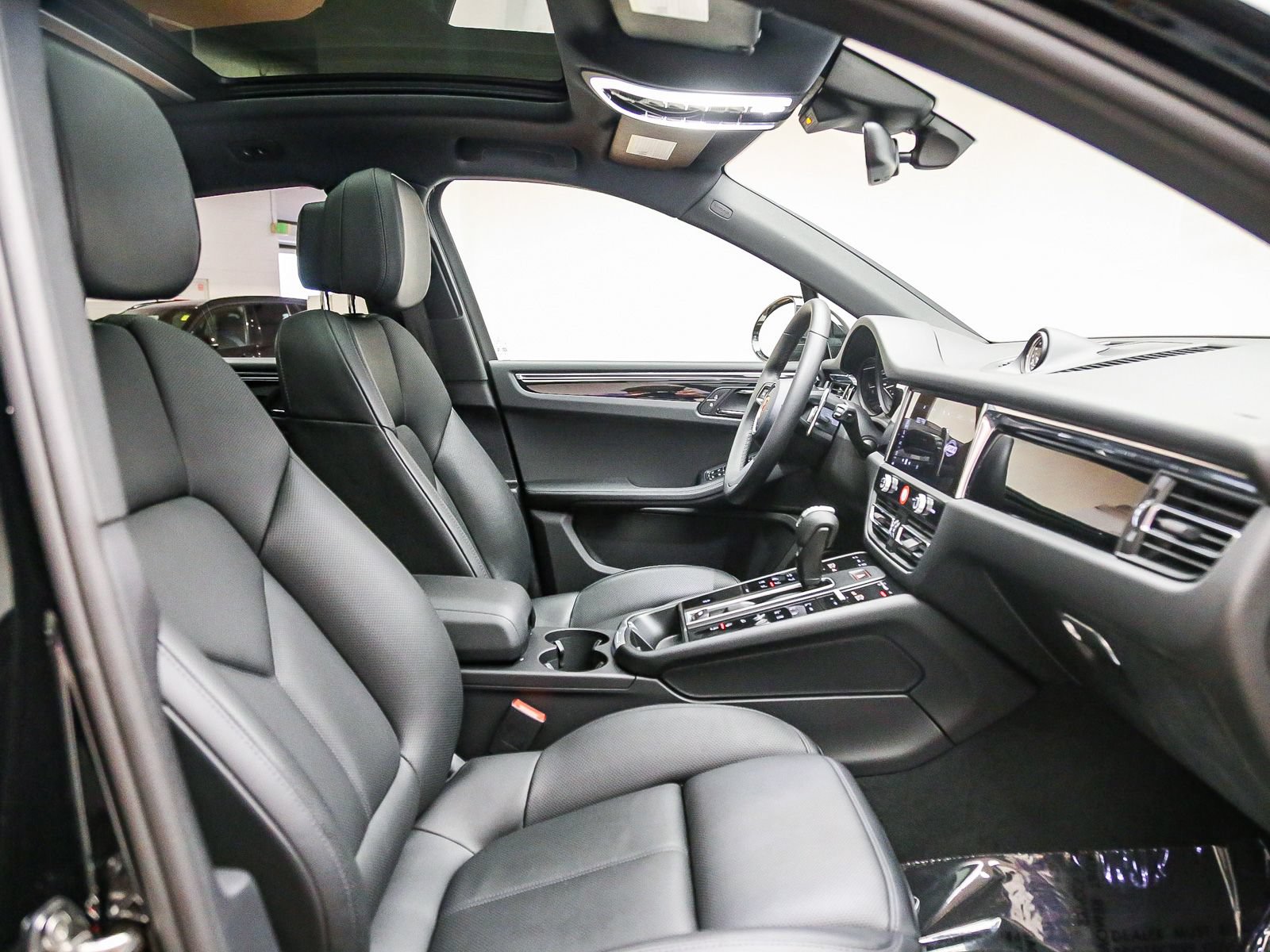 Certified 2026 Porsche Macan AWD/4WD image 22