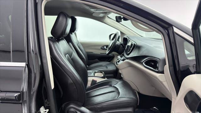 Used 2024 Chrysler Pacifica Touring-L FWD image 19