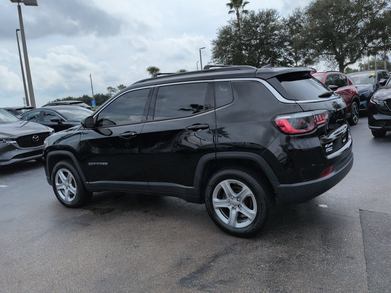 Used 2023 Jeep Compass Latitude w/ Sun and Sound Group AWD/4WD image 6