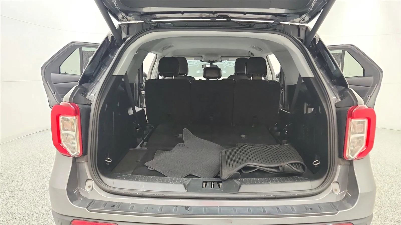 Used 2023 Ford Explorer XLT w/ Equipment Group 202A image 22