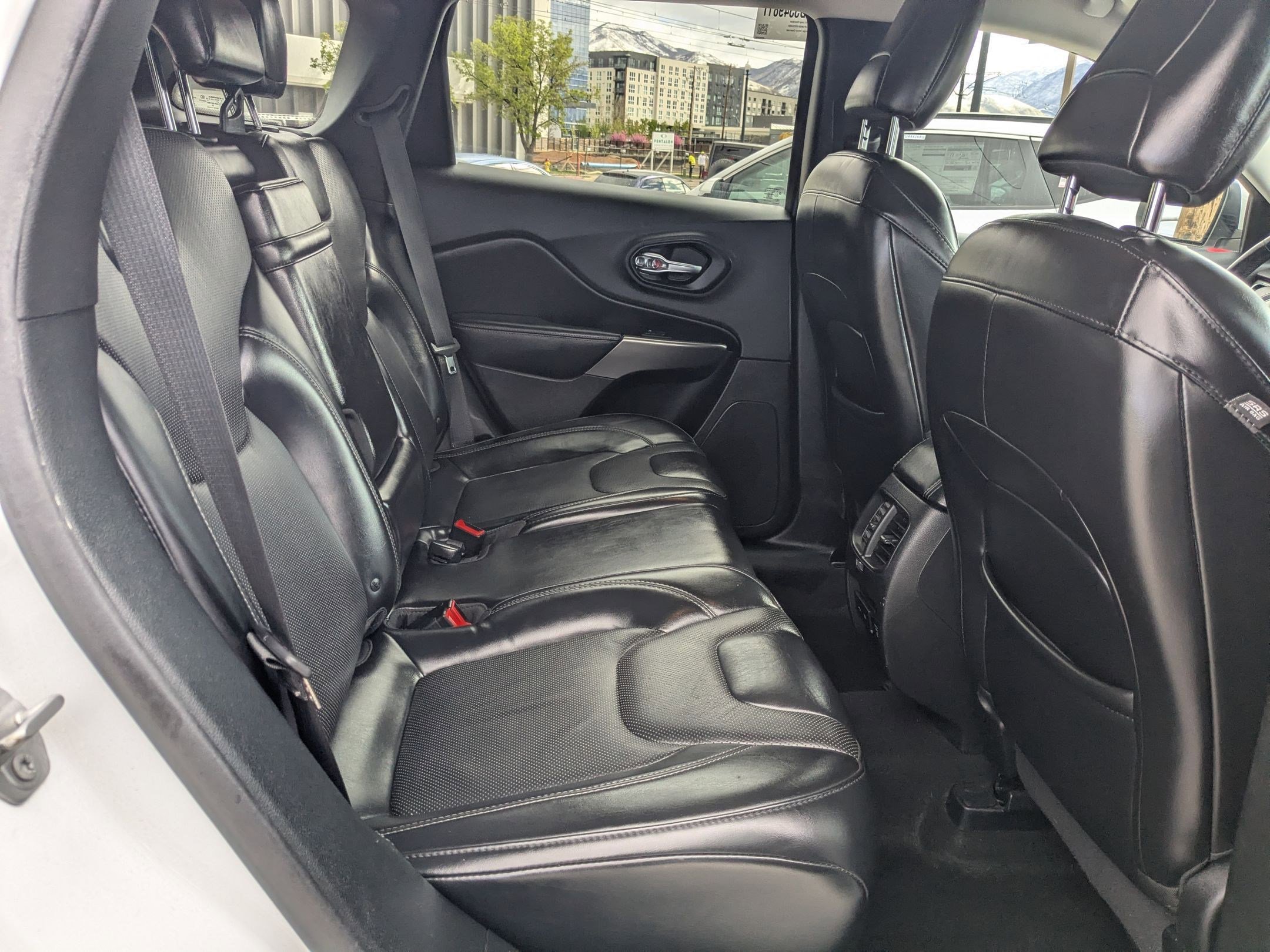 Used 2019 Jeep Cherokee Limited AWD/4WD image 30