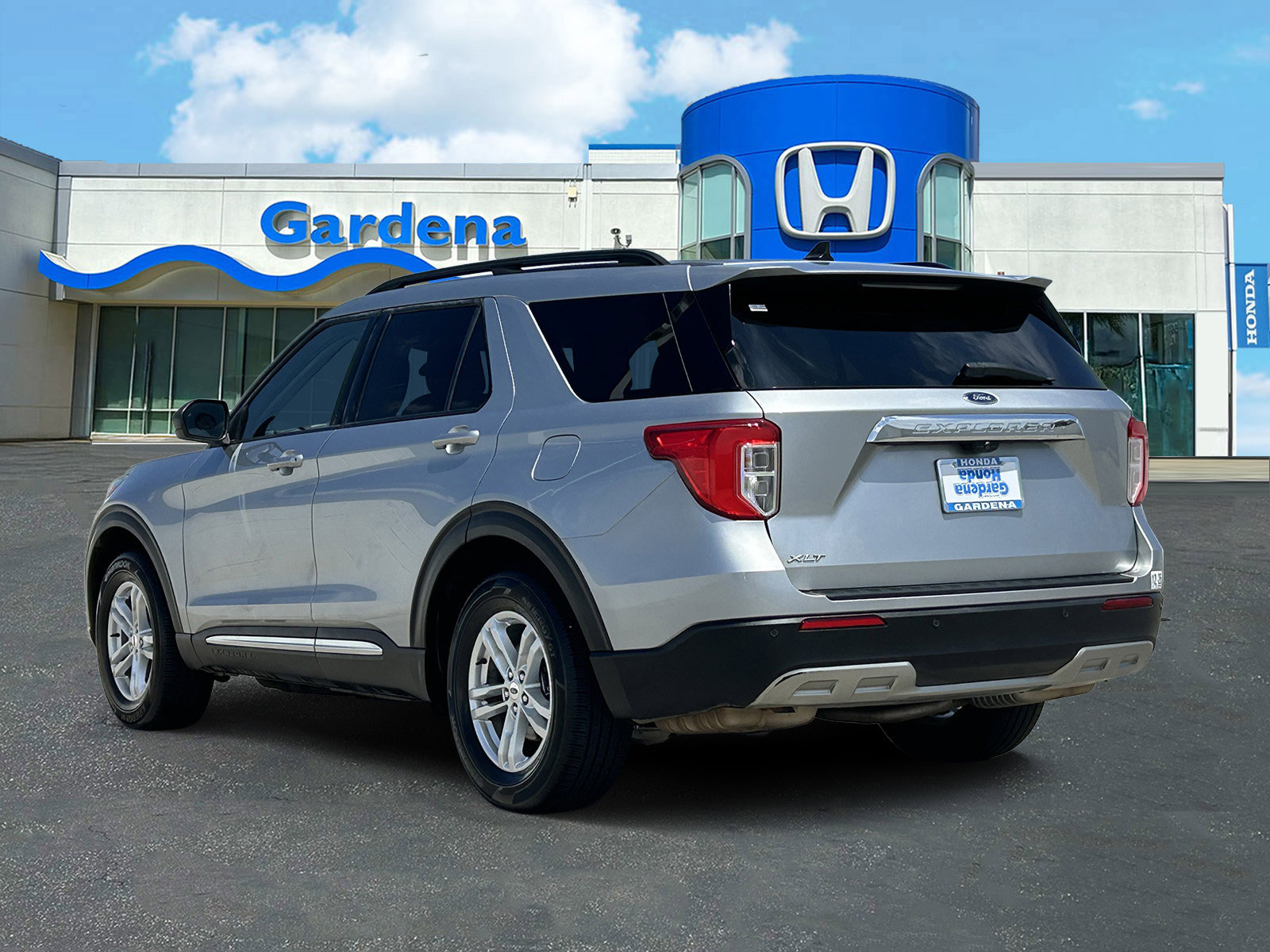 Used 2023 Ford Explorer XLT w/ Equipment Group 202A RWD image 4