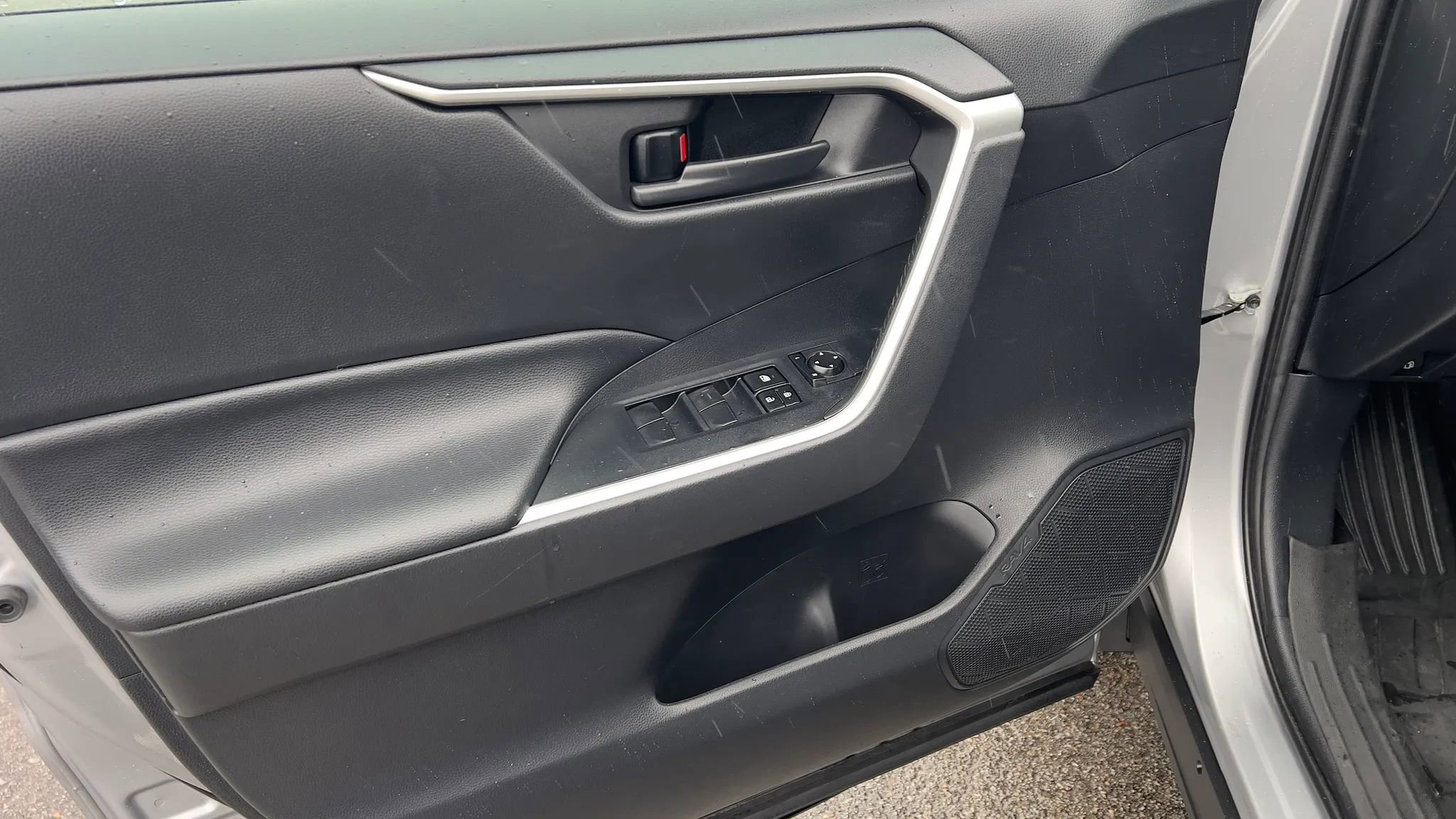 Used 2019 Toyota RAV4 LE w/ Carpet Mat Package image 14