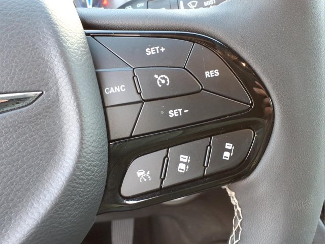 Used 2025 Chrysler Pacifica Limited FWD image 24