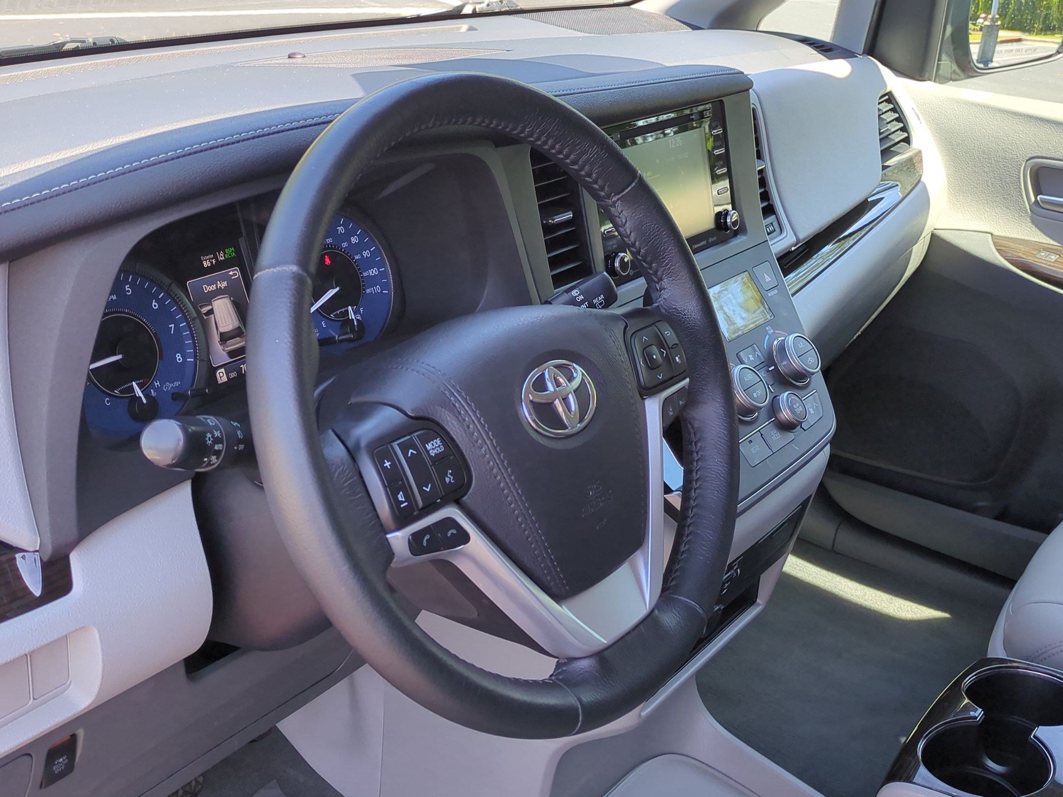 Used 2020 Toyota Sienna XLE FWD image 18
