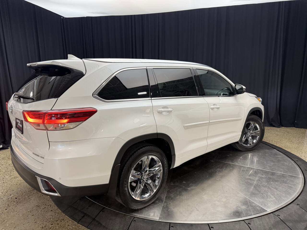 Used 2019 Toyota Highlander Limited Platinum AWD/4WD image 12