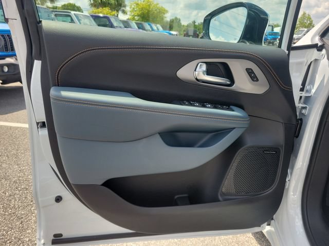 New 2027 Chrysler Pacifica Pinnacle w/ Theater Group FWD image 15