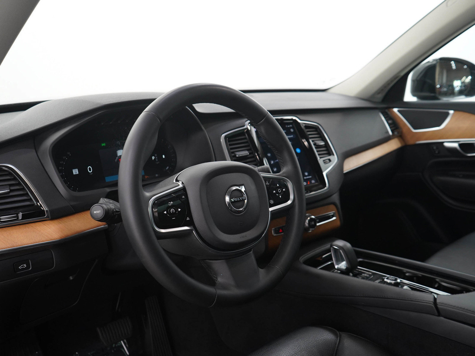 Used 2023 Volvo XC90 B6 Plus w/ Protection Package Premier AWD/4WD image 29