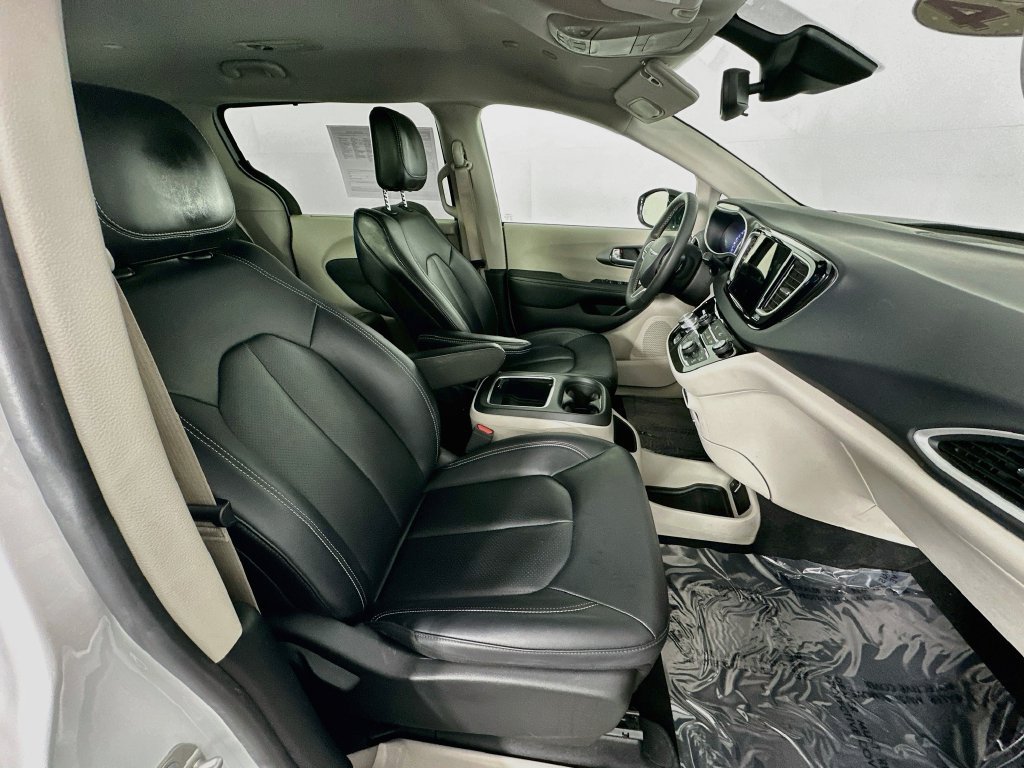Certified 2024 Chrysler Pacifica Touring-L FWD image 39