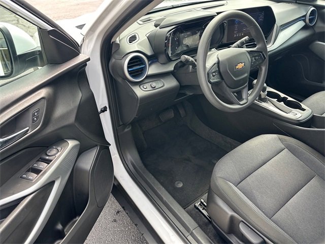 Used 2025 Chevrolet Trax LS w/ LS Convenience Package image 9