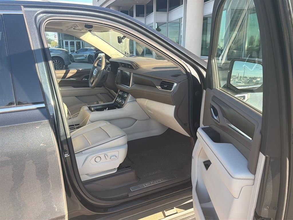 Used 2021 GMC Yukon XL Denali w/ Denali Premium Package image 9