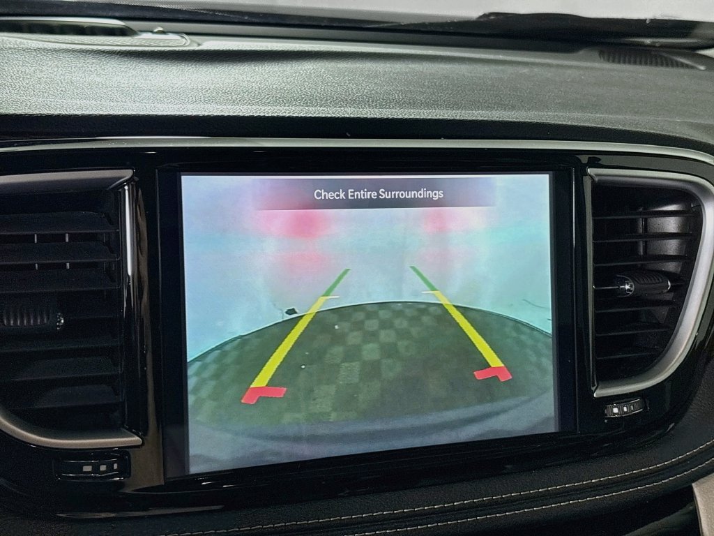 Used 2023 Chrysler Pacifica Limited FWD image 17