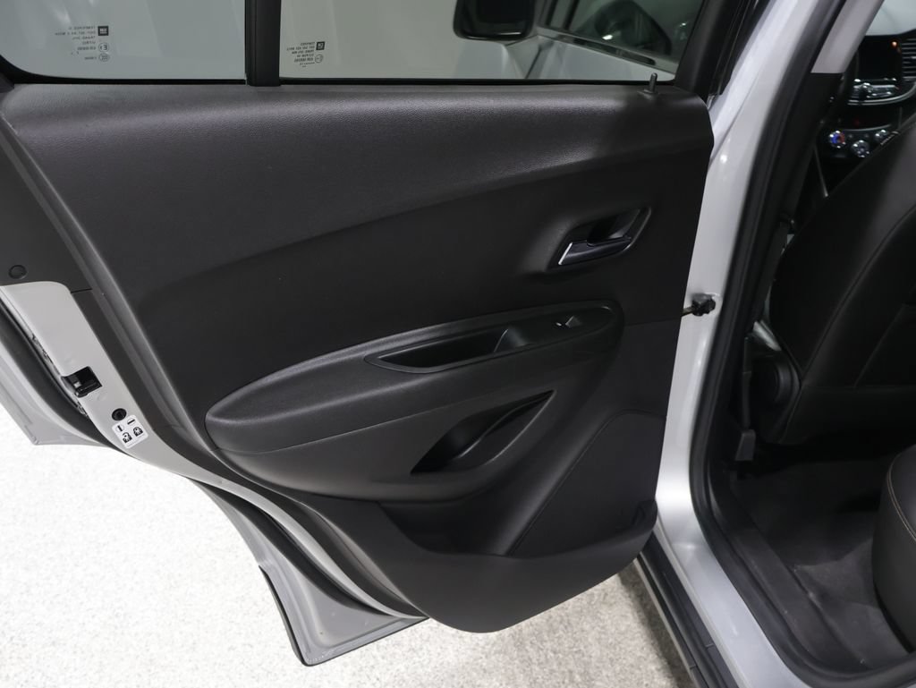 Used 2018 Chevrolet Trax LT w/ LT Convenience Package AWD/4WD image 18