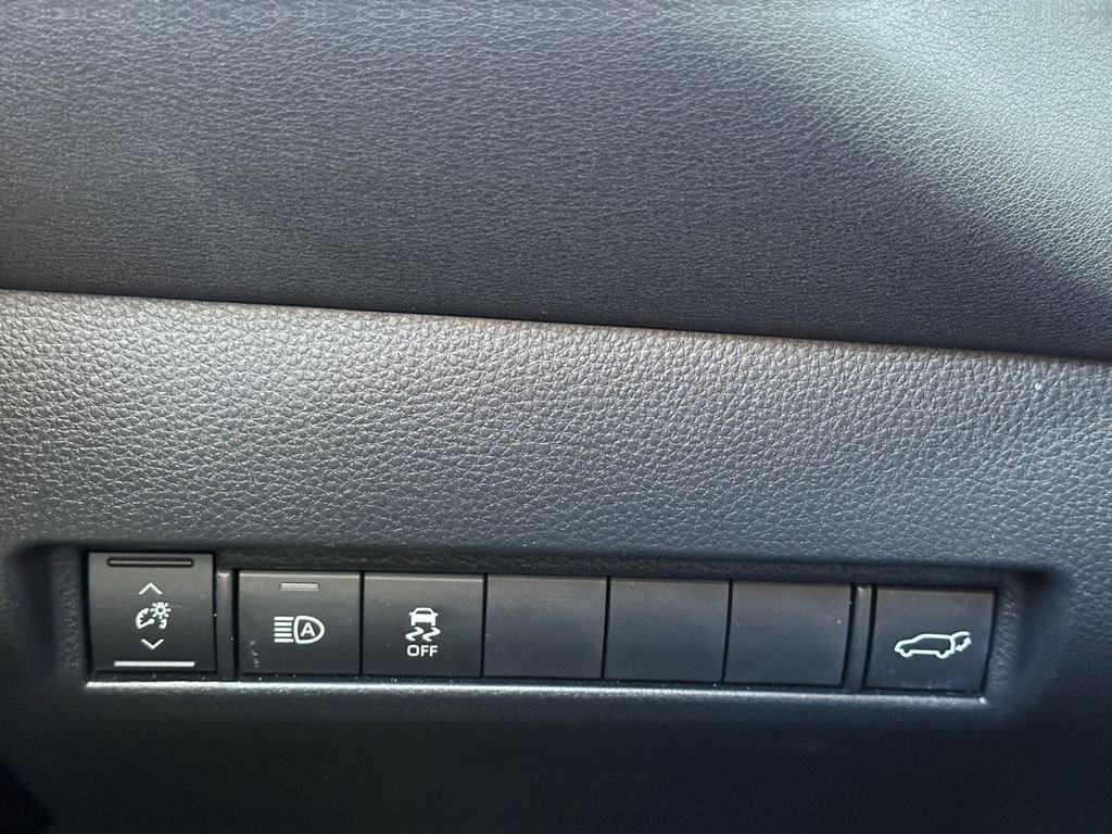 Used 2023 Toyota Venza XLE image 23