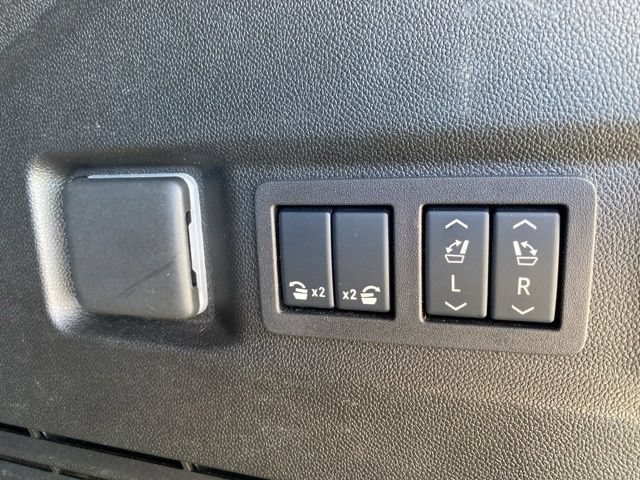 Used 2025 GMC Yukon Denali AWD/4WD image 31