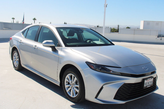 Used 2025 Toyota Camry LE AWD/4WD image 2