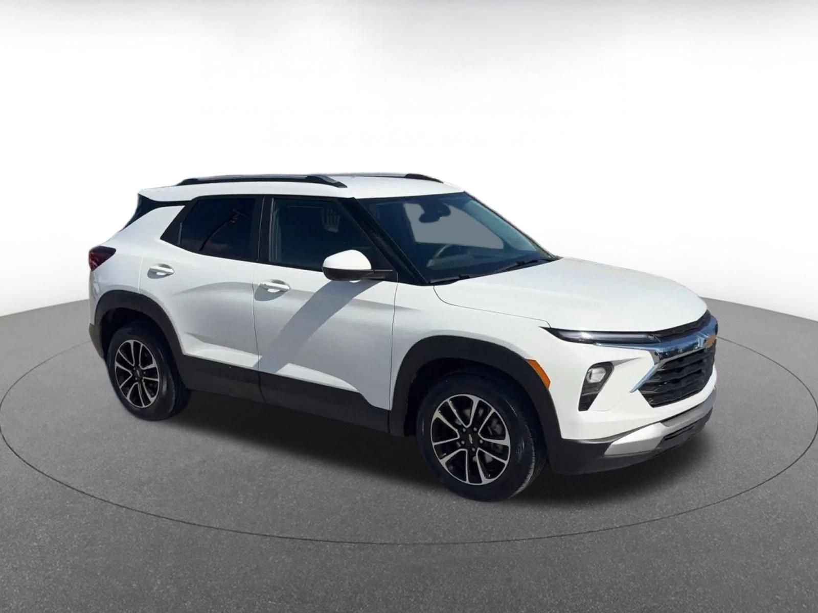 Used 2025 Chevrolet TrailBlazer LT image 2