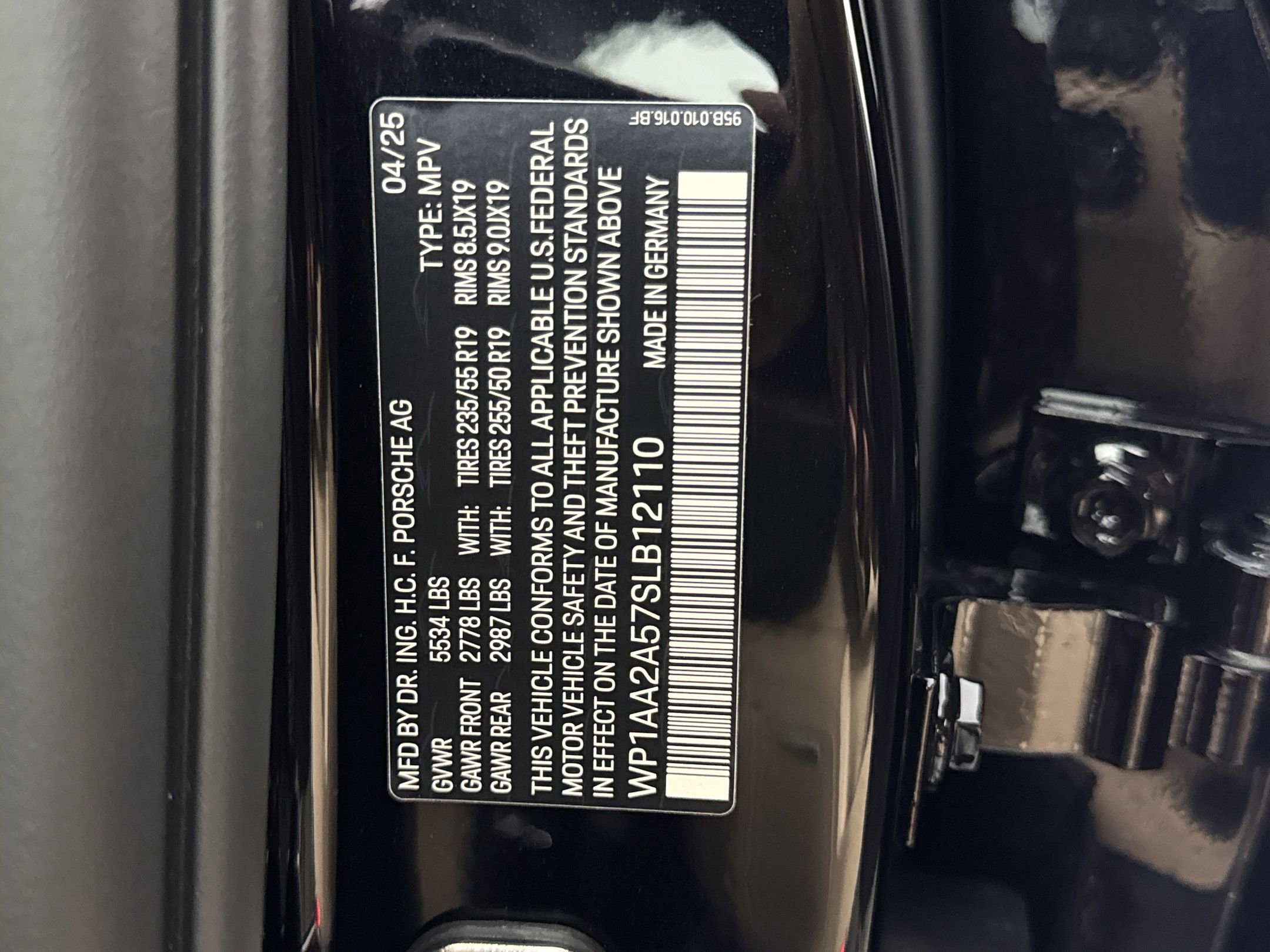 Certified 2025 Porsche Macan image 30