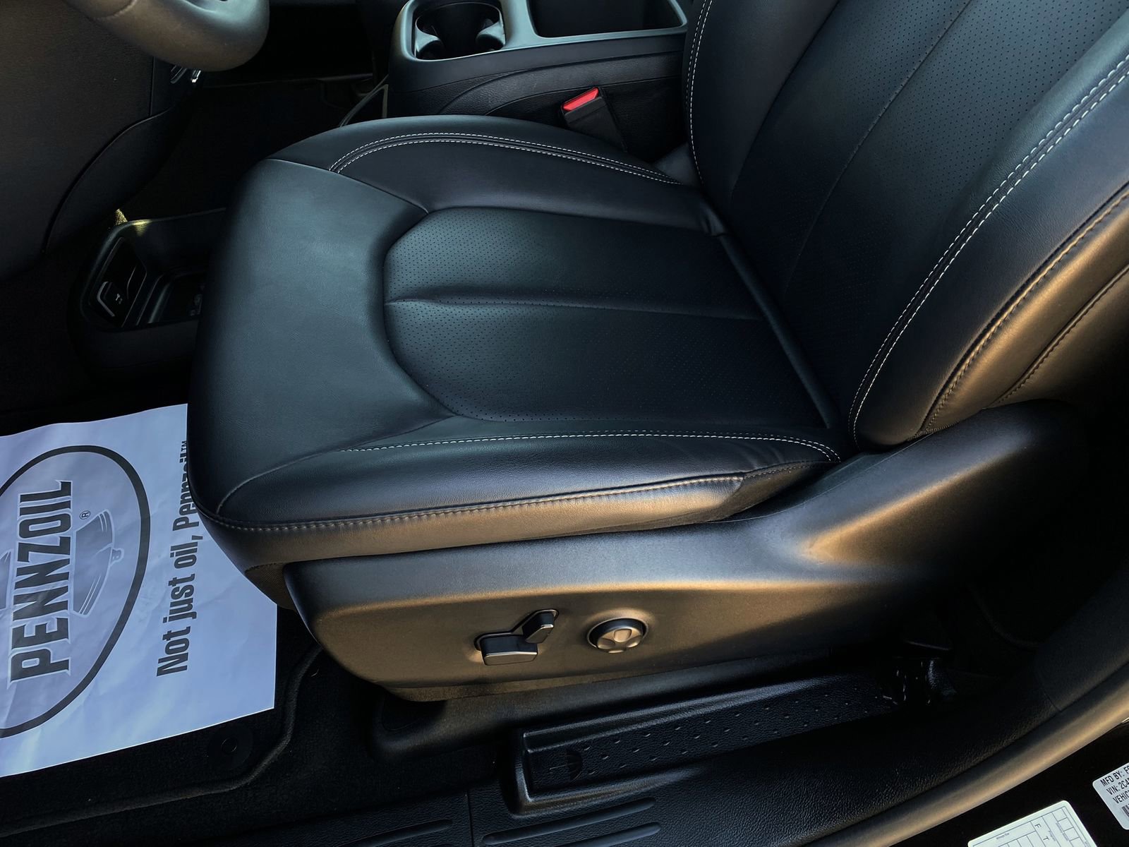 Used 2025 Chrysler Pacifica Select image 11