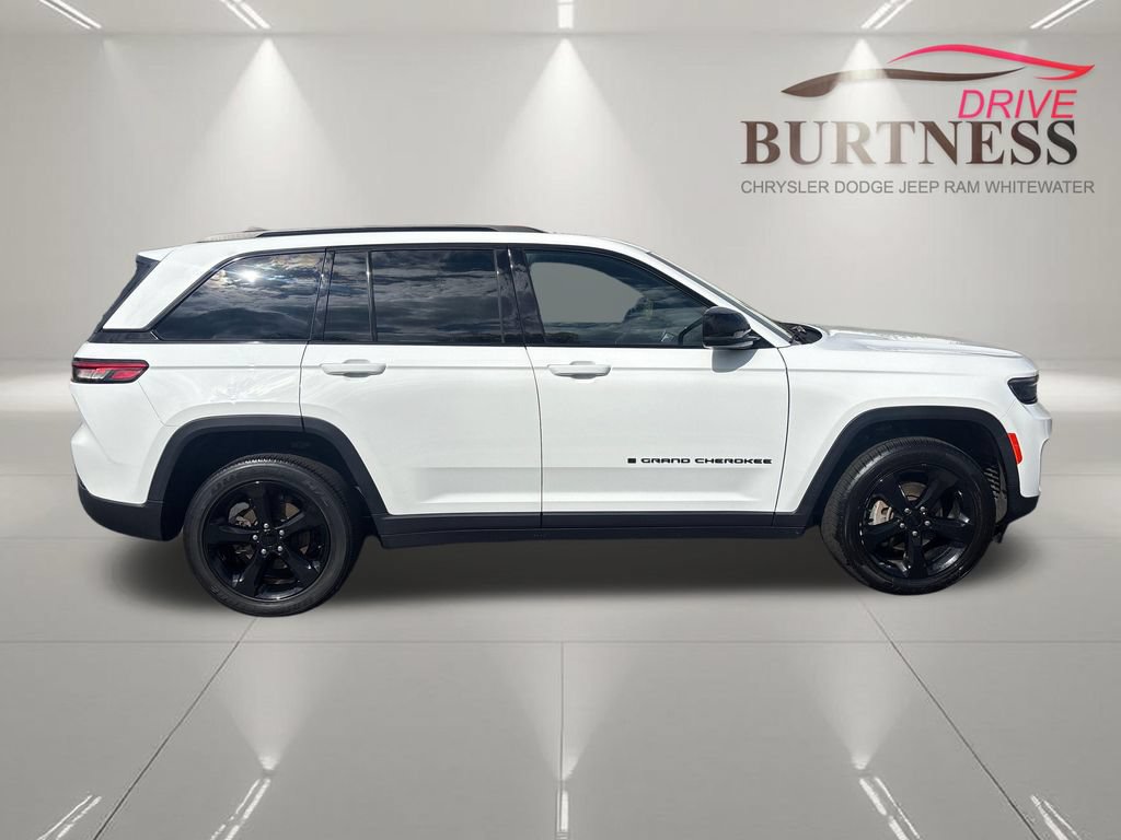 Used 2023 Jeep Grand Cherokee Altitude AWD/4WD image 10