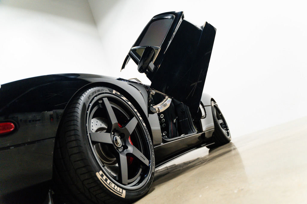 Used 2006 Ford GT RWD image 3