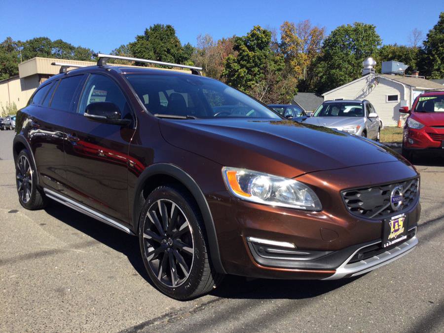 Used 2017 Volvo V60 T5 Cross Country w/ Climate Package image 3