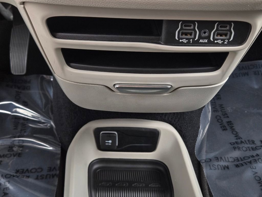Used 2022 Chrysler Voyager LX image 27
