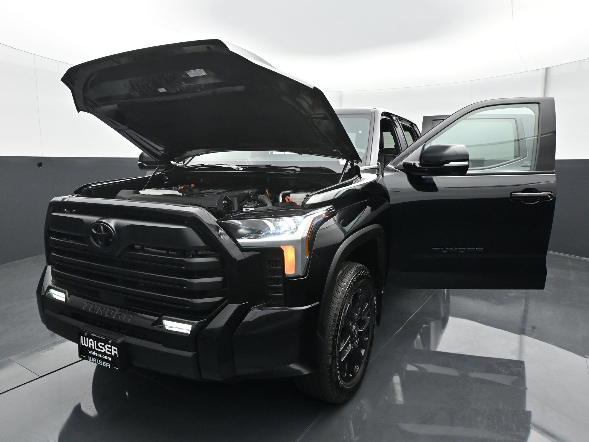 Used 2025 Toyota Tundra Limited AWD/4WD image 37