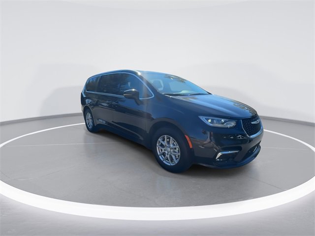New 2026 Chrysler Pacifica Select image 2