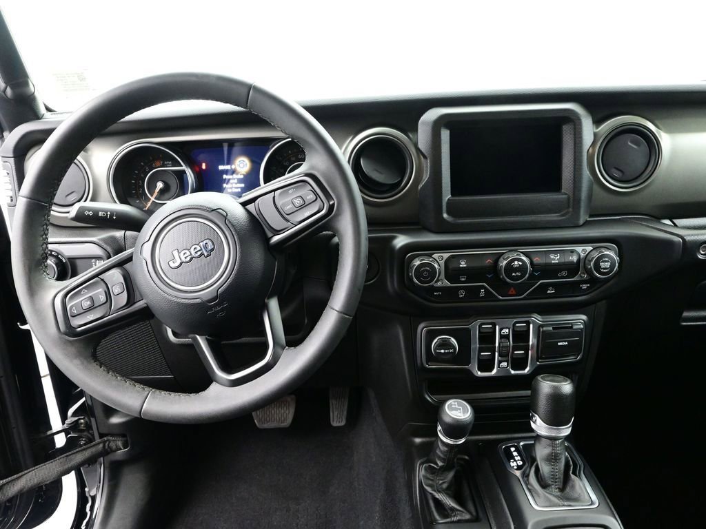 Used 2025 Jeep Wrangler Sahara image 16