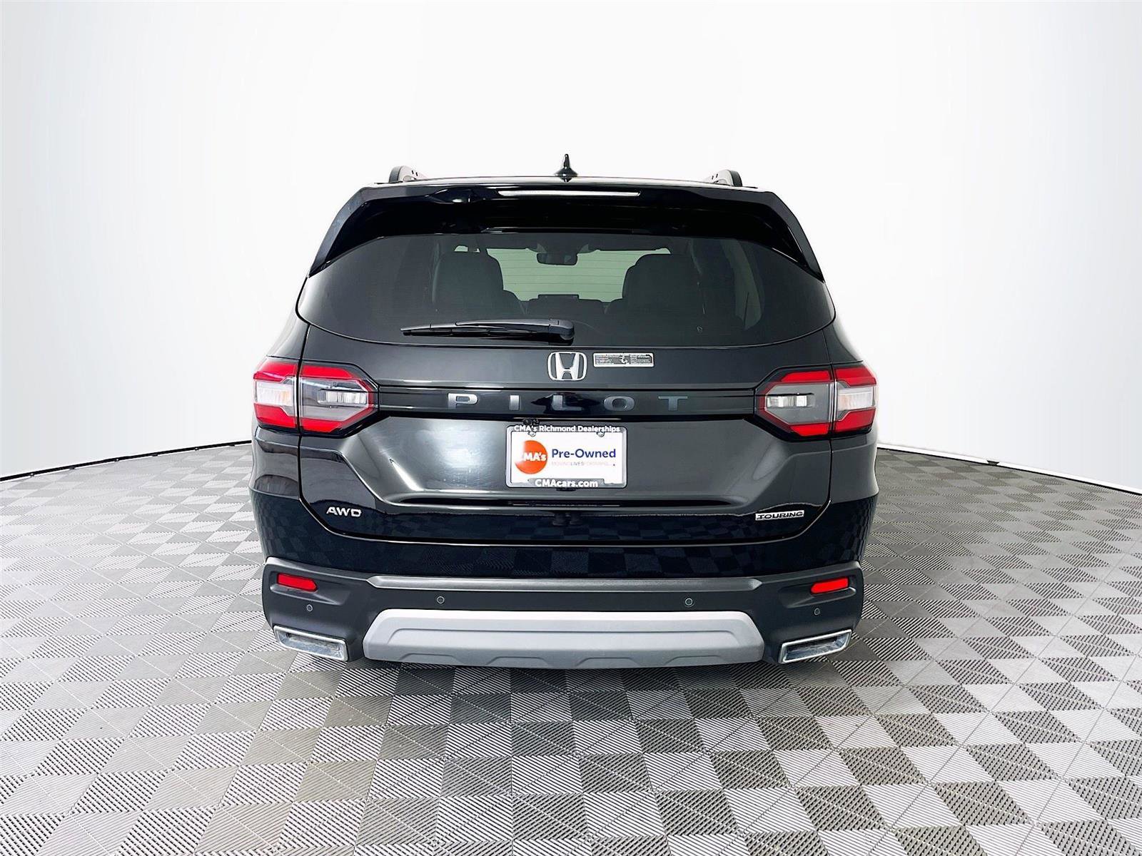 Used 2025 Honda Pilot Touring image 9