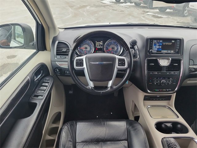 Used 2014 Chrysler Town & Country Limited image 11
