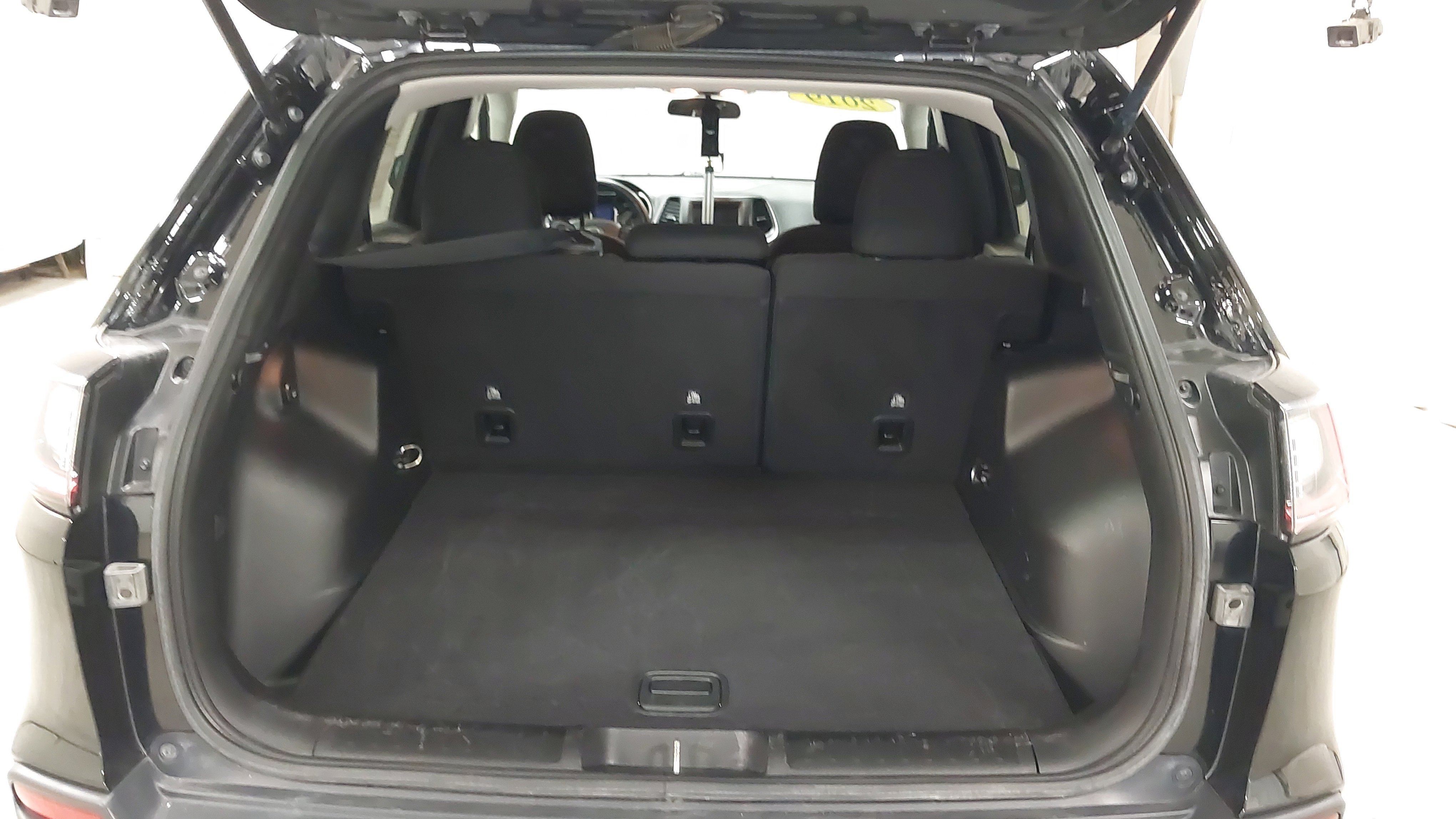 Used 2019 Jeep Cherokee Latitude w/ Cold Weather Group image 27