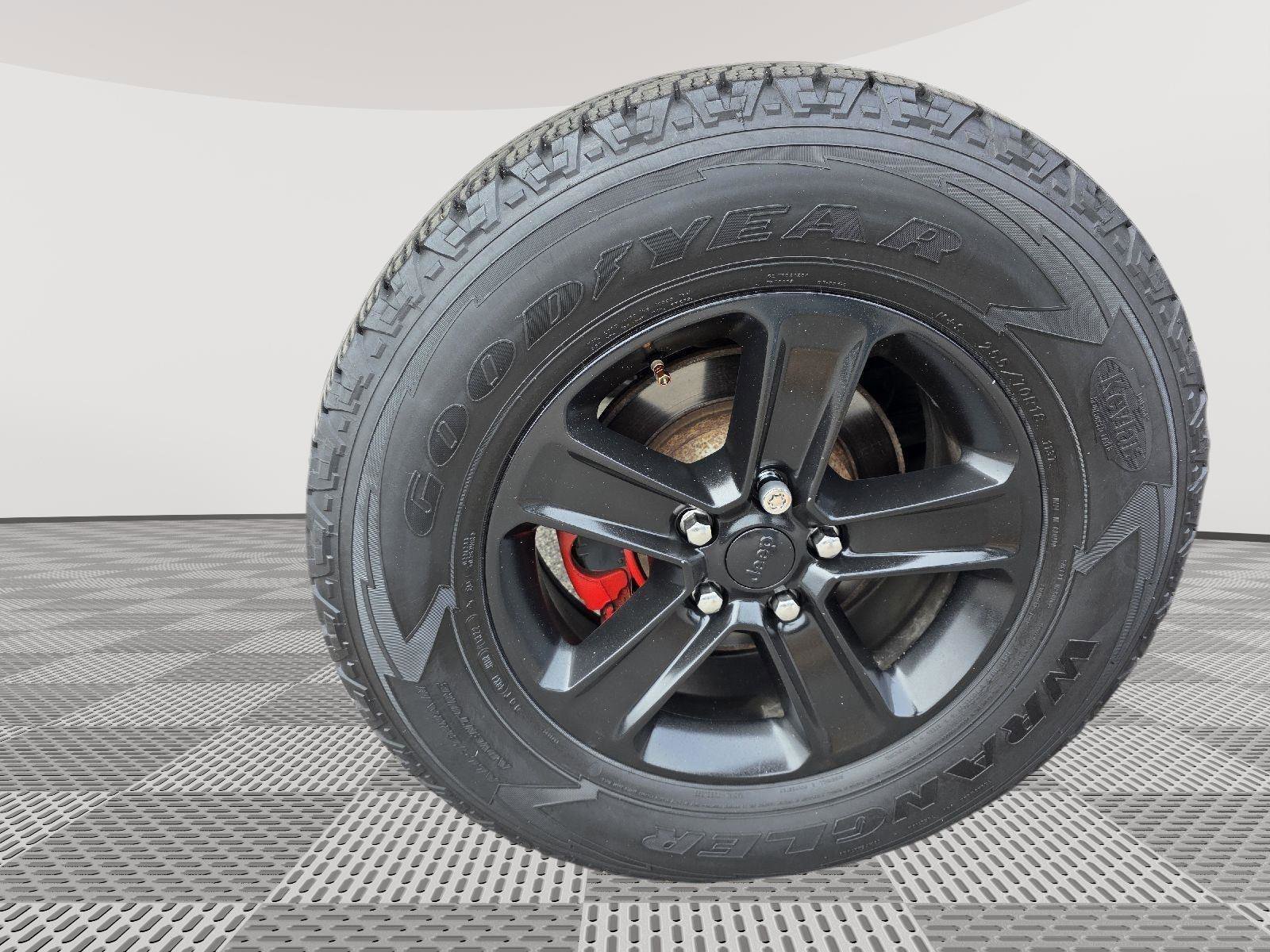 Used 2018 Jeep Wrangler Unlimited Sahara w/ Dual Top Group image 25