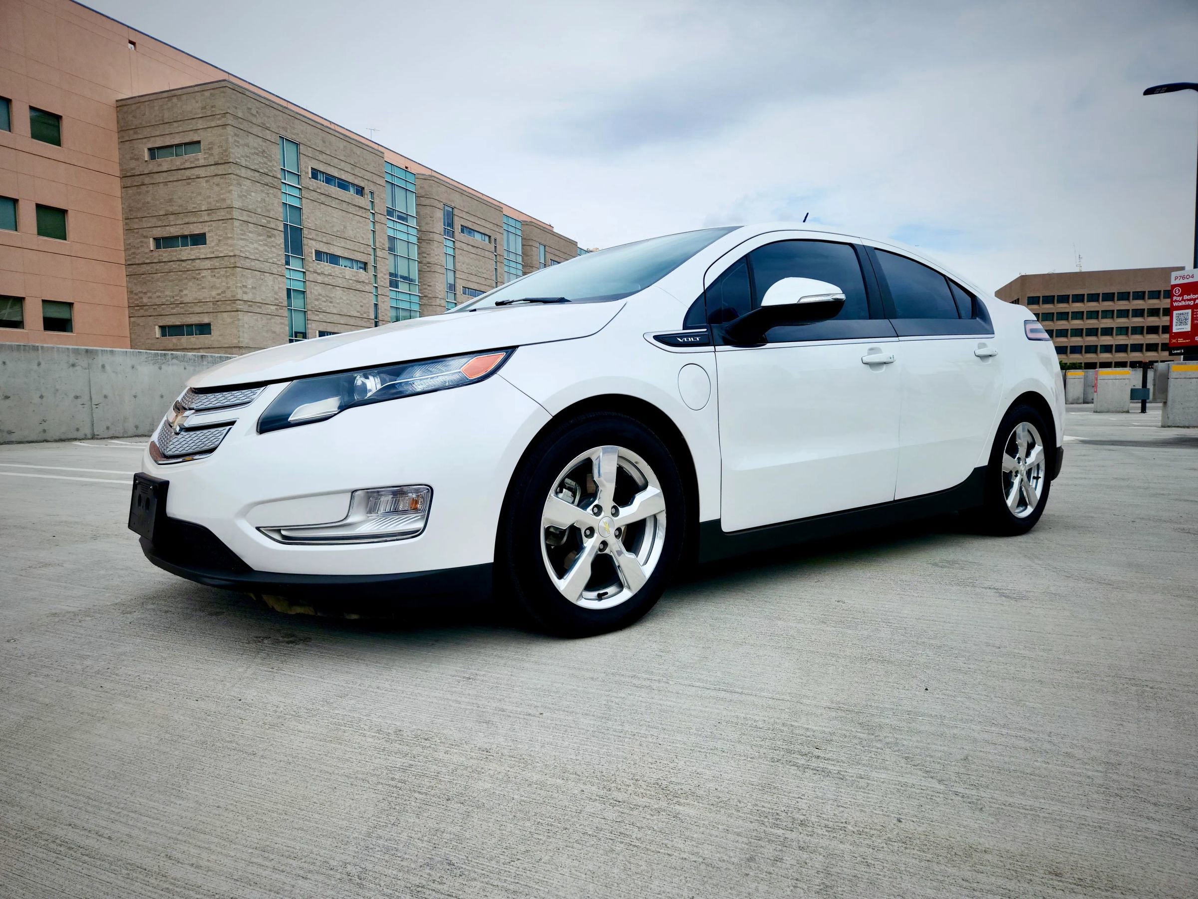 Used 2015 Chevrolet Volt Premium w/ Premium Trim Package FWD image 1