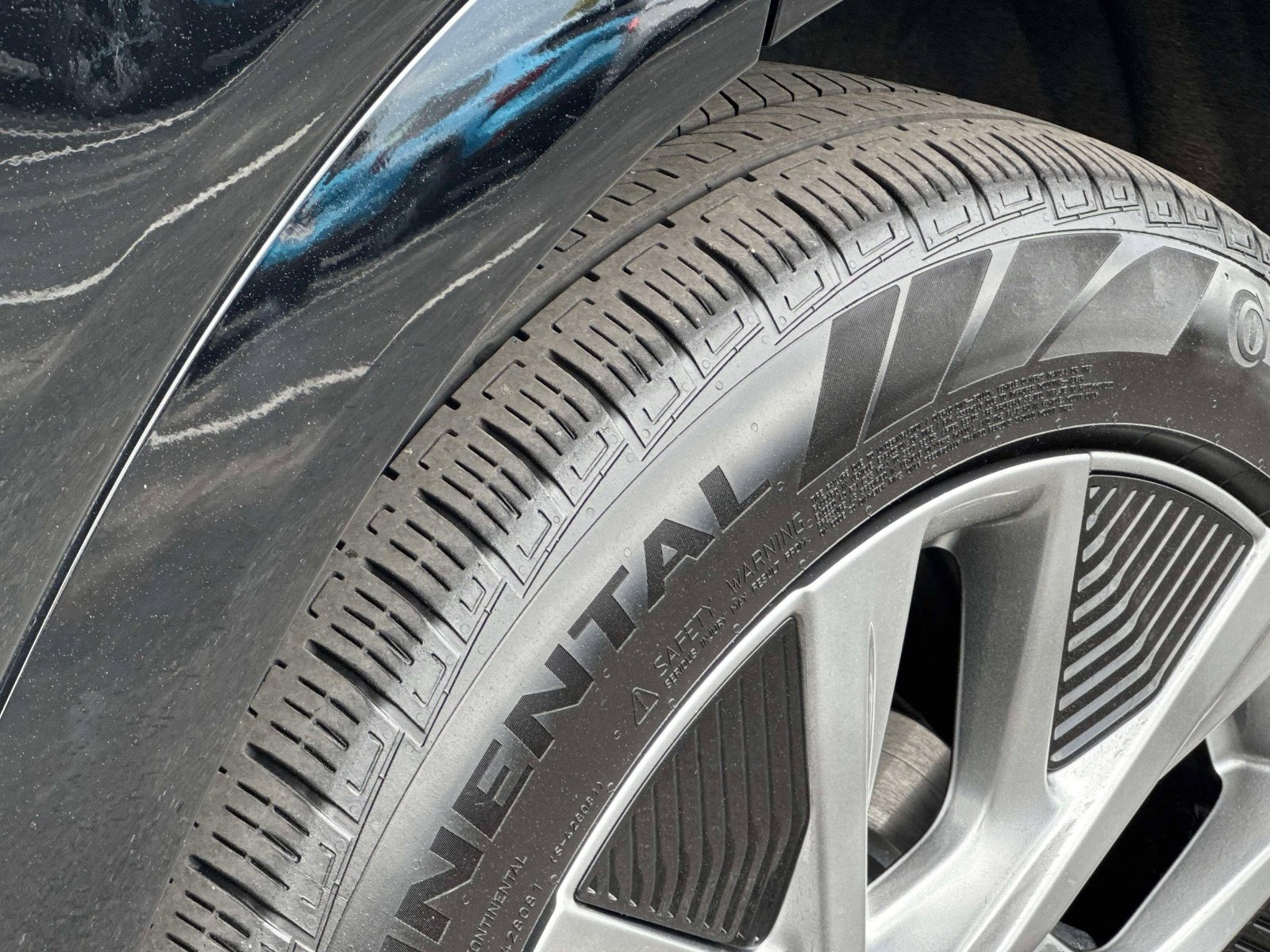 Certified 2025 Cadillac Optiq Luxury 2 w/ LPO, Floor Liner Package AWD/4WD image 32