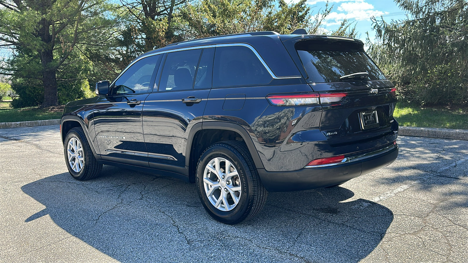 Used 2023 Jeep Grand Cherokee Limited AWD/4WD image 8