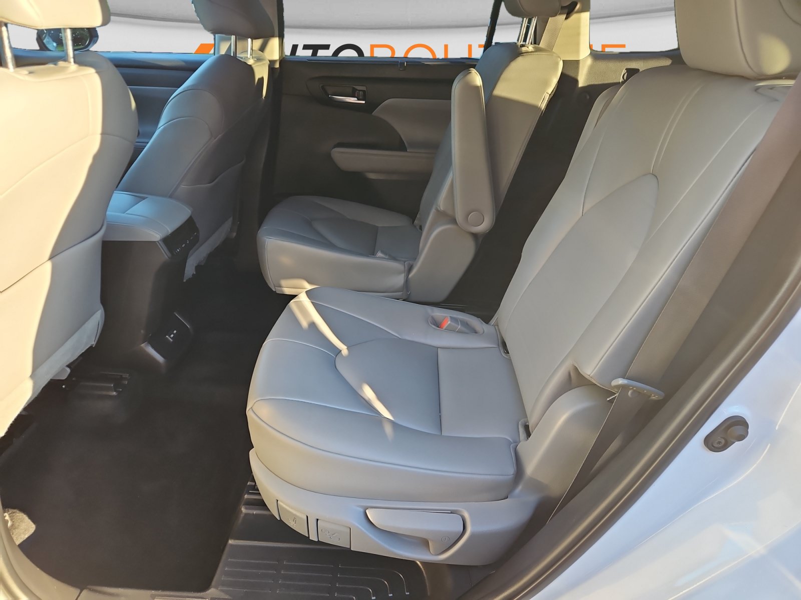 Used 2022 Toyota Highlander XLE AWD/4WD image 14