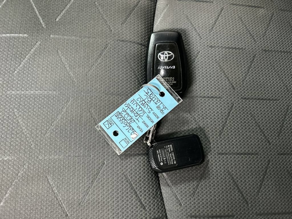 Used 2022 Toyota RAV4 XLE w/ Convenience Package AWD/4WD image 12
