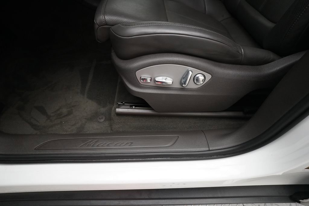 Certified 2023 Porsche Macan image 17