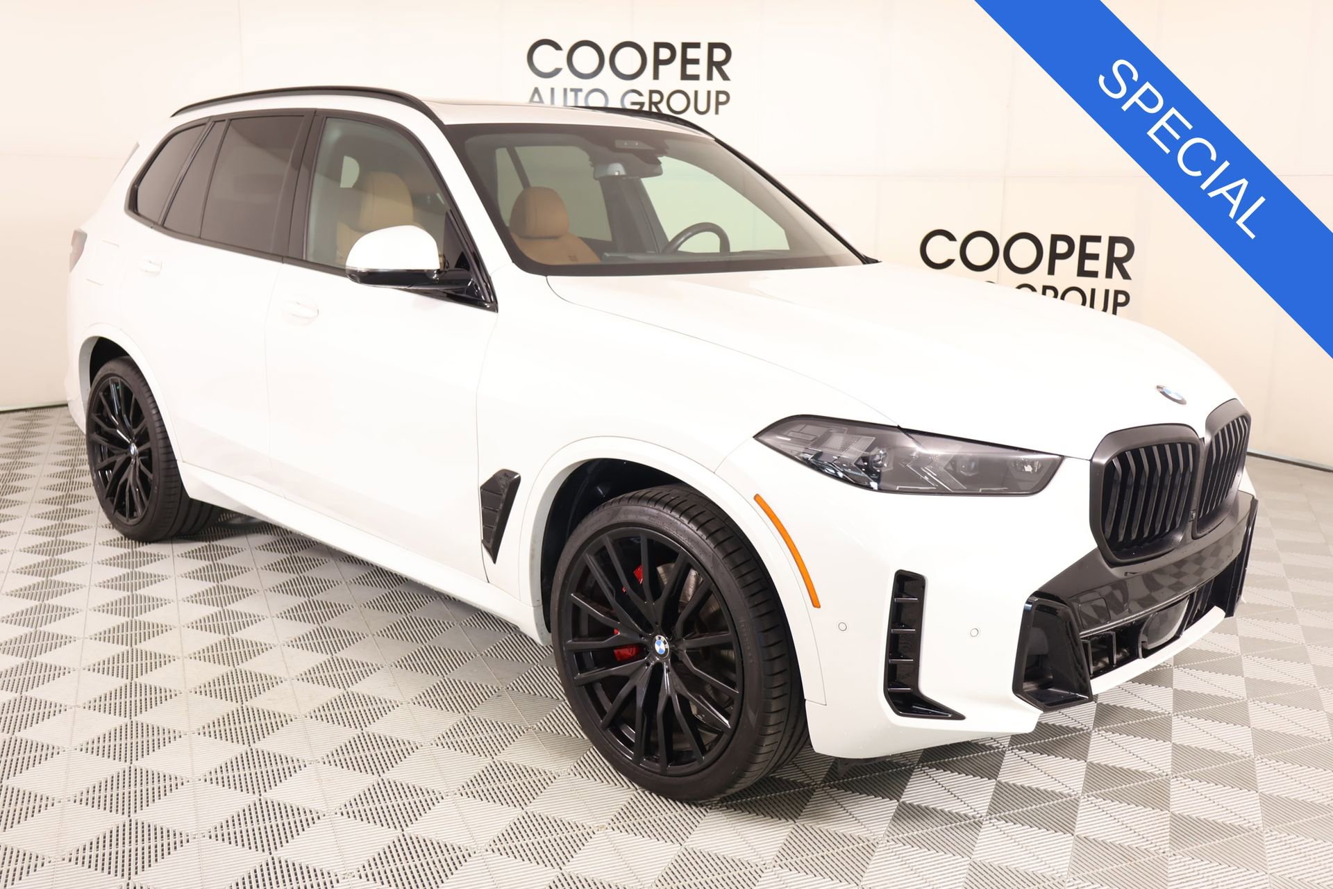 Used 2024 BMW X5 xDrive40i w/ M Sport Package AWD/4WD image 1